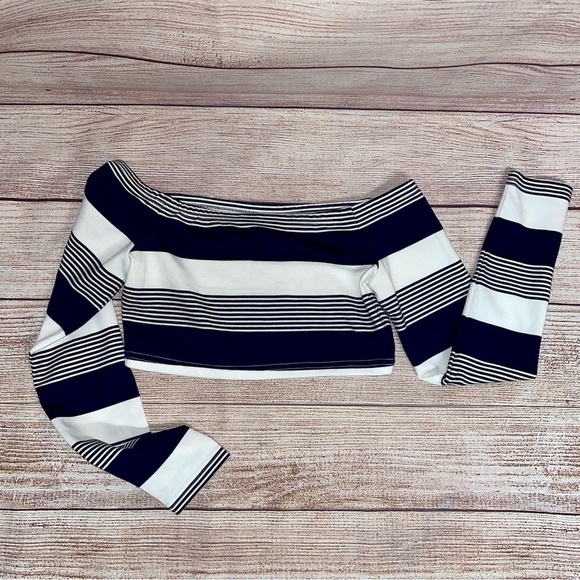 Tobi Off The Shoulder Crop Top - Picture 3 of 8